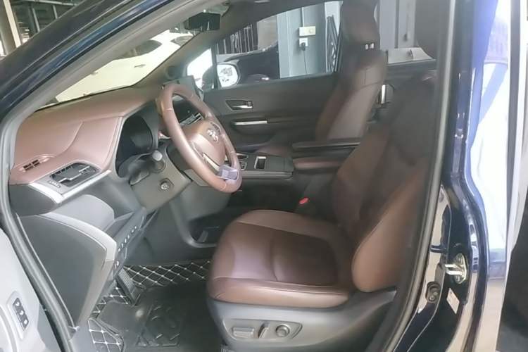 Used Toyota SIENNA 2023 2.5L Hybrid Platinum Edition Left Front Seat