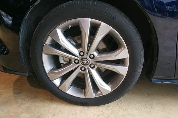 Used Toyota SIENNA 2023 2.5L Hybrid Platinum Edition Left Front Wheel Hub