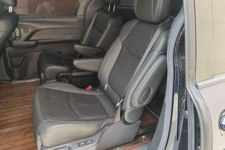 Used Toyota SIENNA 2023 2.5L Hybrid Deluxe Edition Left Rear Seat