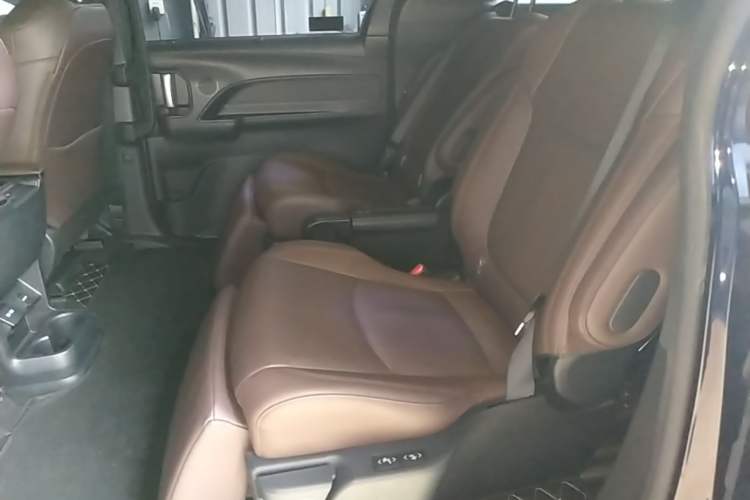 Used Toyota SIENNA 2023 2.5L Hybrid Platinum Edition Left Rear Seat