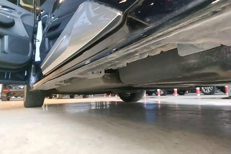 Used Toyota SIENNA 2023 2.5L Hybrid Platinum Edition Left Side Sill