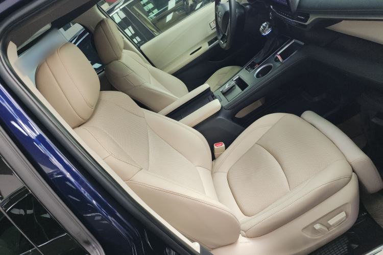 Used Toyota SIENNA 2023 2.5L Hybrid Deluxe Edition Right Front Seat