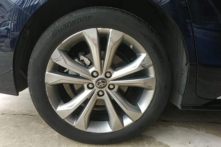 Used Toyota SIENNA 2023 2.5L Hybrid Platinum Edition Right Rear Wheel Hub