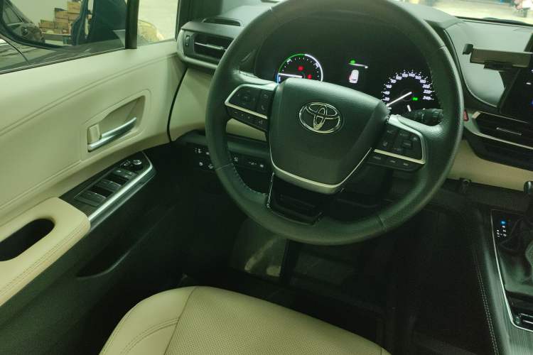 Used Toyota SIENNA 2023 2.5L Hybrid Deluxe Edition Steering Wheel
