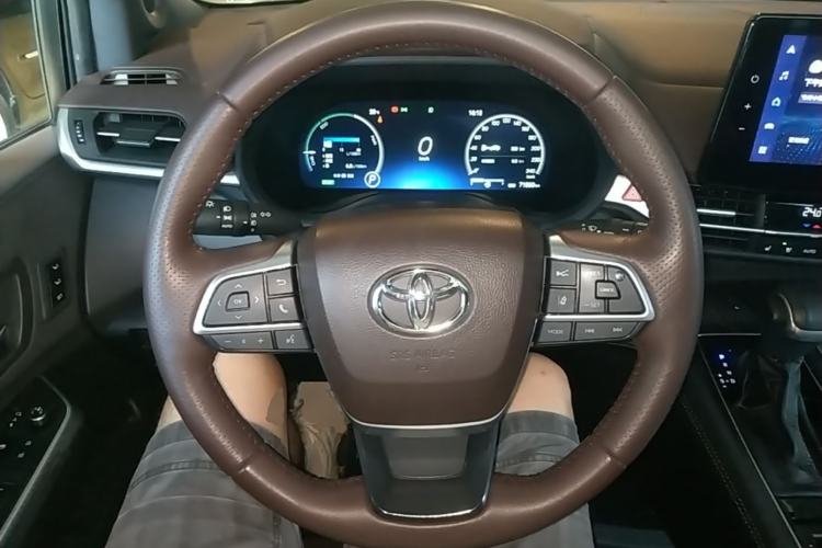 Used Toyota SIENNA 2023 2.5L Hybrid Platinum Edition Steering Wheel