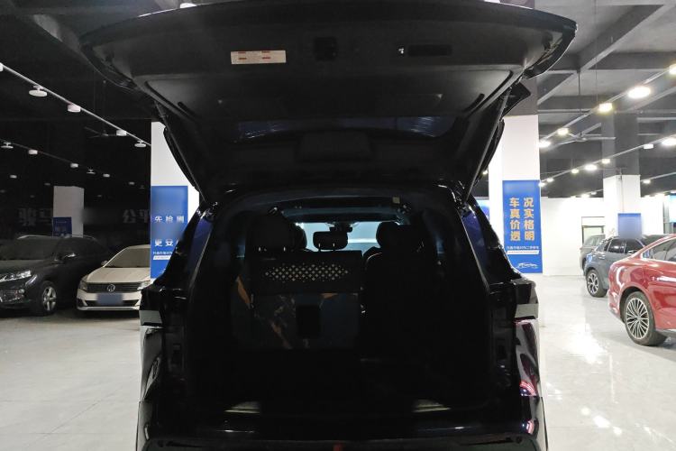 Used Toyota SIENNA 2023 2.5L Hybrid Deluxe Edition Trunk