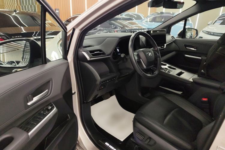 Used Toyota SIENNA 2023 2.5L Hybrid Deluxe Edition Driver Seat