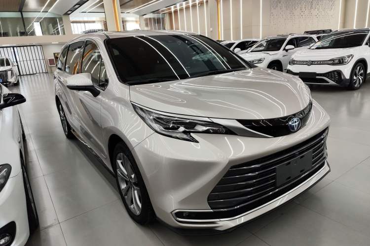 Used Toyota SIENNA 2023 2.5L Hybrid Deluxe Edition Front Right 45 Deg