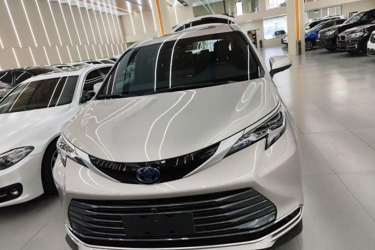 Used Toyota SIENNA 2023 2.5L Hybrid Deluxe Edition Front