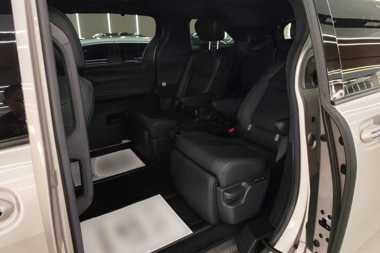 Used Toyota SIENNA 2023 2.5L Hybrid Deluxe Edition Left Rear Seat