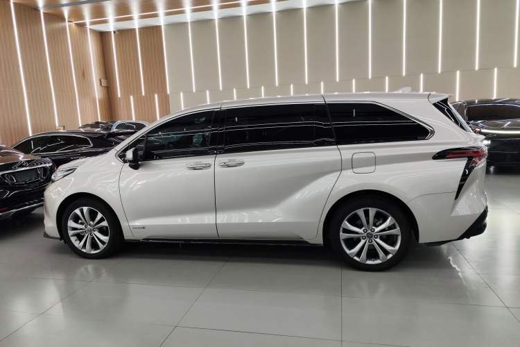Used Toyota SIENNA 2023 2.5L Hybrid Deluxe Edition Left Side