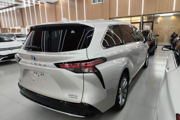 Used Toyota SIENNA 2023 2.5L Hybrid Deluxe Edition Rear Right 45 Deg