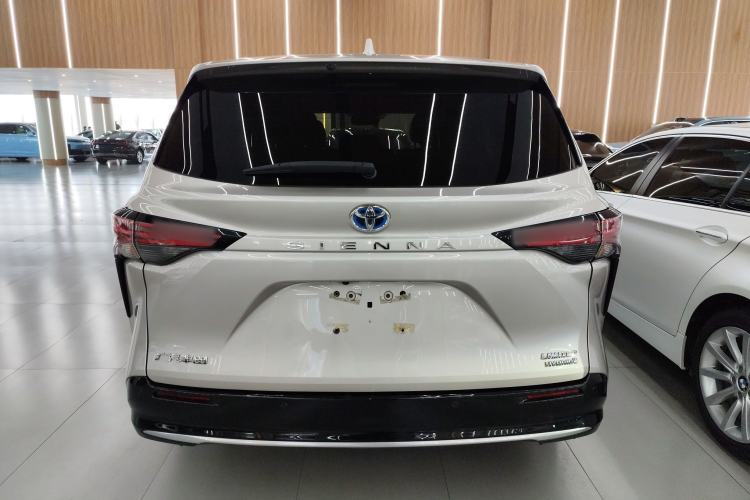 Used Toyota SIENNA 2023 2.5L Hybrid Deluxe Edition Rear
