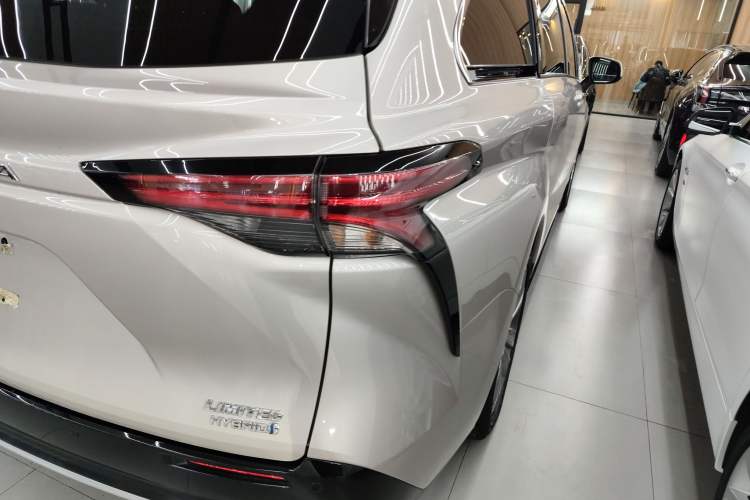 Used Toyota SIENNA 2023 2.5L Hybrid Deluxe Edition Right Rear Taillight