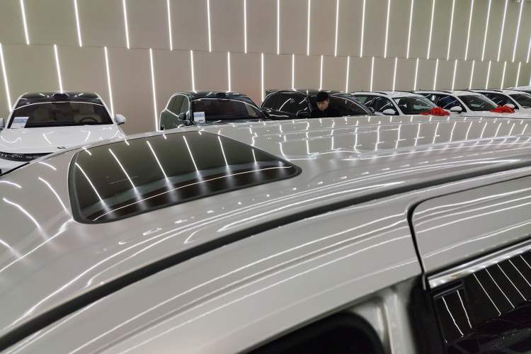 Used Toyota SIENNA 2023 2.5L Hybrid Deluxe Edition Roof