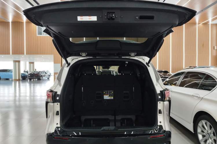 Used Toyota SIENNA 2023 2.5L Hybrid Deluxe Edition Trunk