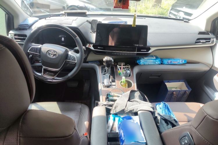 Used Toyota SIENNA 2023 2.5L Hybrid Comfort Edition Center Console
