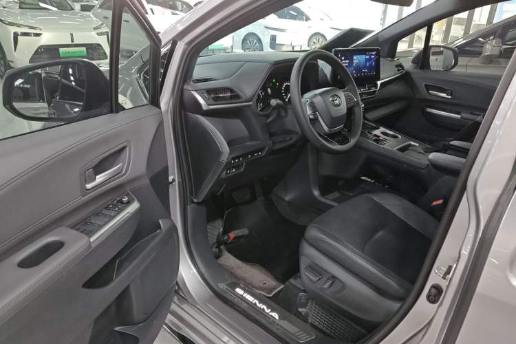 Used Toyota SIENNA 2023 2.5L Hybrid Deluxe Edition Driver Seat