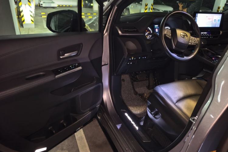 Used Toyota SIENNA 2023 2.5L Hybrid Deluxe Edition Driver Seat