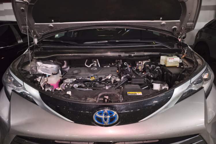Used Toyota SIENNA 2023 2.5L Hybrid Deluxe Edition Engine Bay