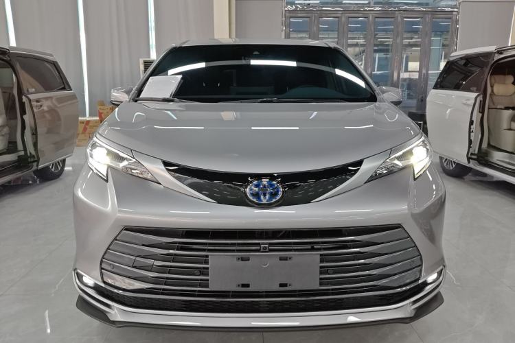 Used Toyota SIENNA 2023 2.5L Hybrid Deluxe Edition Front