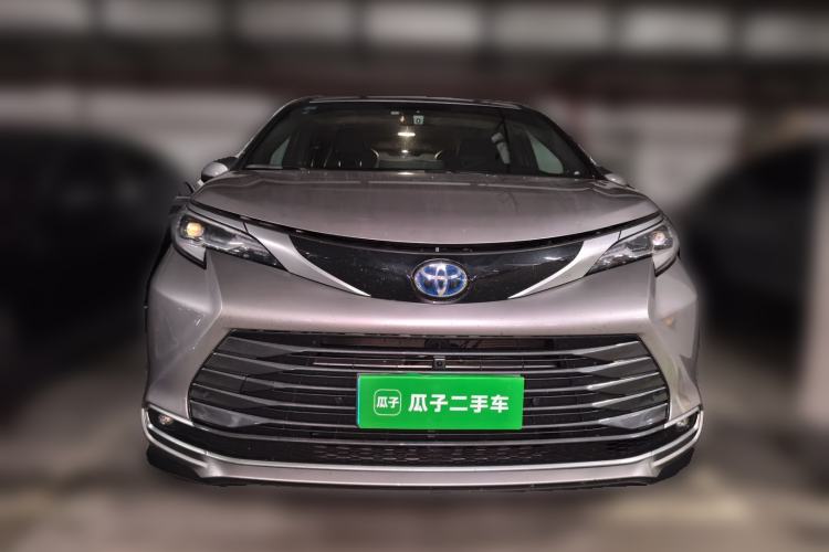 Used Toyota SIENNA 2023 2.5L Hybrid Deluxe Edition Front