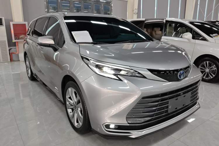 Used Toyota SIENNA 2023 2.5L Hybrid Deluxe Edition Front Right 45 Deg
