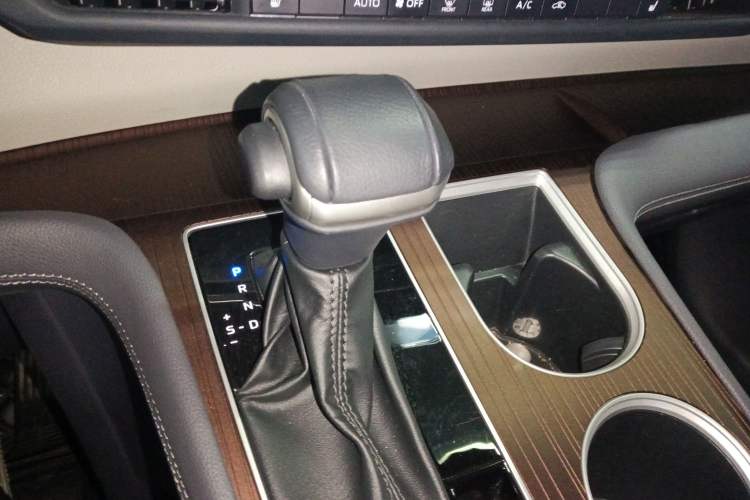 Used Toyota SIENNA 2023 2.5L Hybrid Luxury Edition Gear Lever