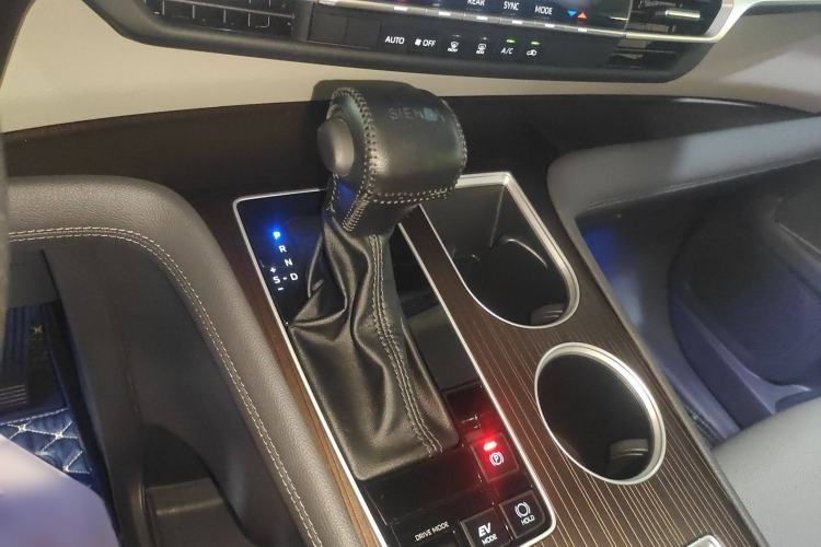 Used Toyota SIENNA 2023 2.5L Hybrid Comfort Edition Gear Lever