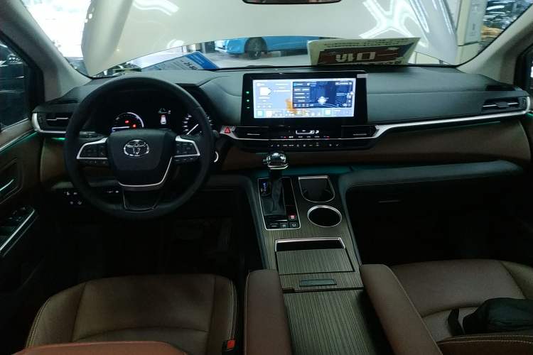 Used Toyota SIENNA 2023 2.5L Hybrid Comfort Edition Interior 2