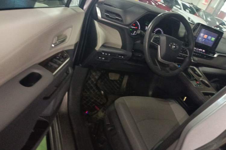 Used Toyota SIENNA 2023 2.5L Hybrid Luxury Edition Interior 3