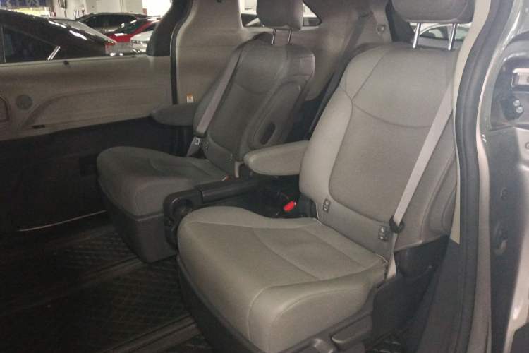 Used Toyota SIENNA 2023 2.5L Hybrid Luxury Edition Interior 4