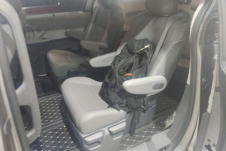 Used Toyota SIENNA 2023 2.5L Hybrid Comfort Edition Interior 4