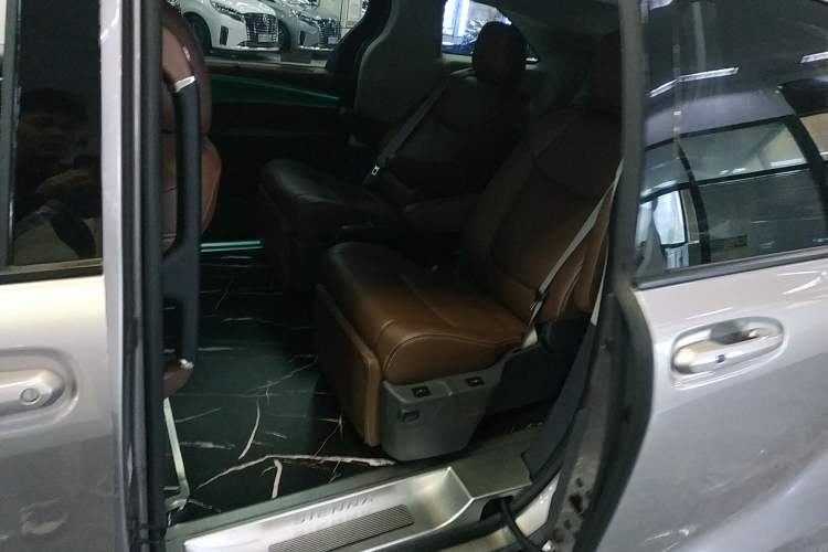 Used Toyota SIENNA 2023 2.5L Hybrid Comfort Edition Interior 4