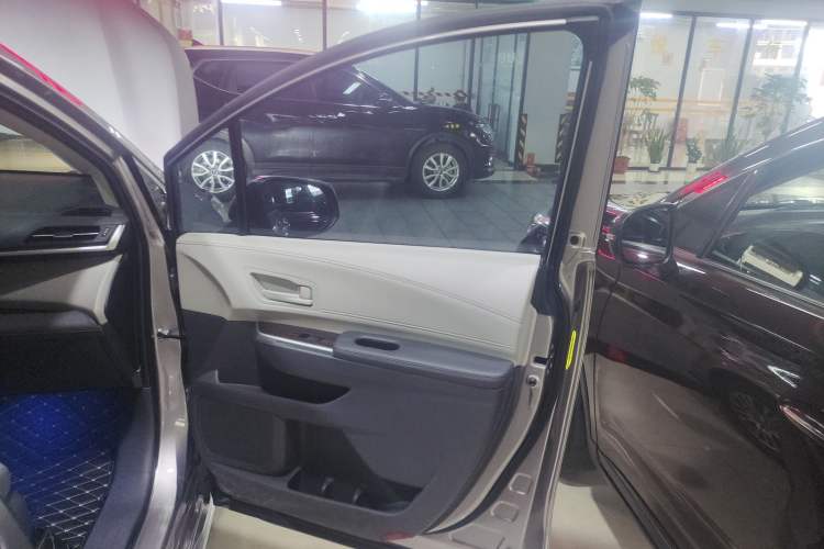 Used Toyota SIENNA 2023 2.5L Hybrid Comfort Edition Interior 5