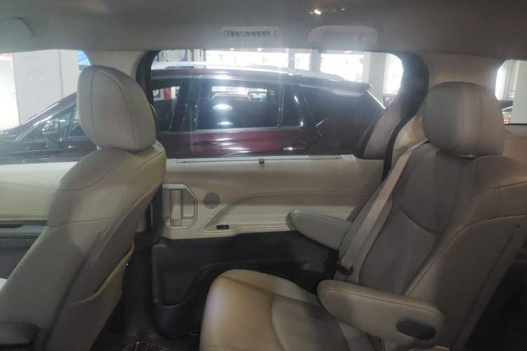 Used Toyota SIENNA 2023 2.5L Hybrid Comfort Edition Interior 6