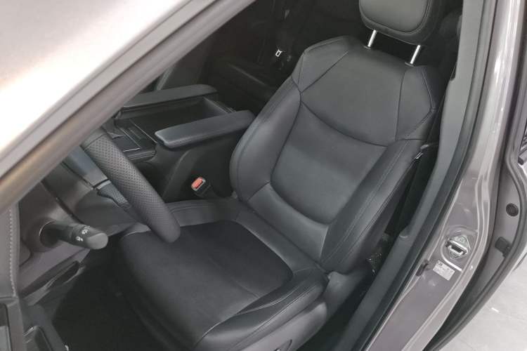Used Toyota SIENNA 2023 2.5L Hybrid Deluxe Edition Left Front Seat
