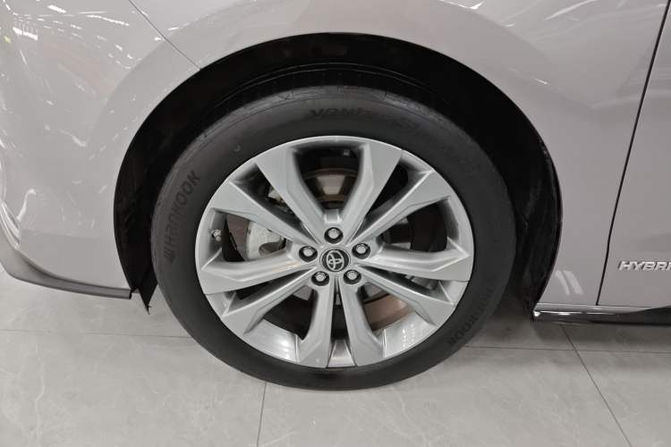 Used Toyota SIENNA 2023 2.5L Hybrid Deluxe Edition Left Front Wheel Hub