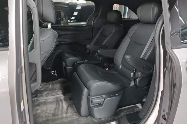 Used Toyota SIENNA 2023 2.5L Hybrid Deluxe Edition Left Rear Seat