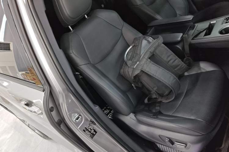 Used Toyota SIENNA 2023 2.5L Hybrid Deluxe Edition Right Front Seat