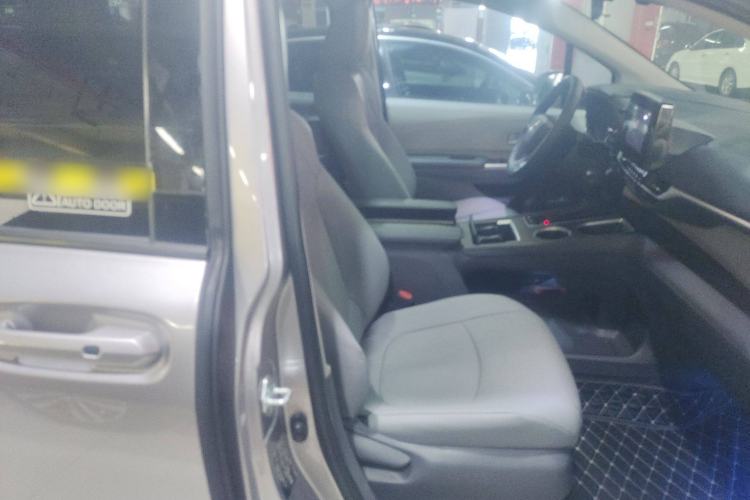 Used Toyota SIENNA 2023 2.5L Hybrid Comfort Edition Right Front Seat