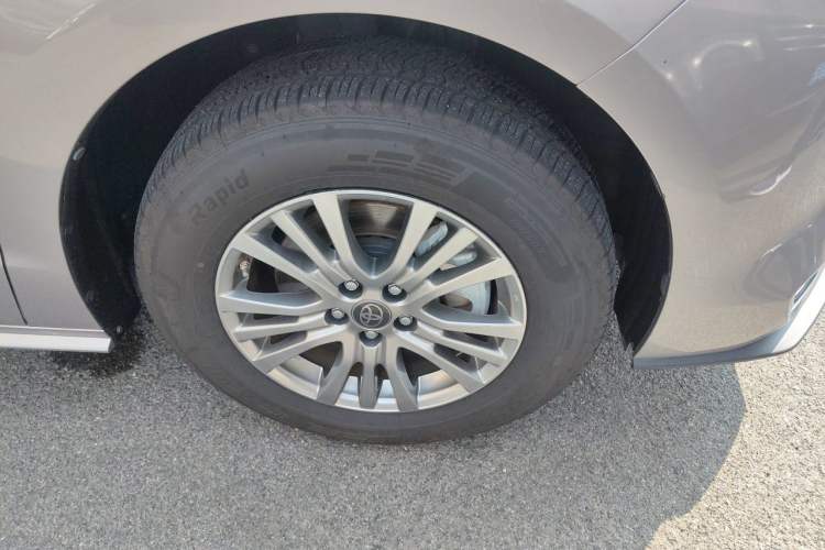 Used Toyota SIENNA 2023 2.5L Hybrid Comfort Edition Right Front Wheel Hub
