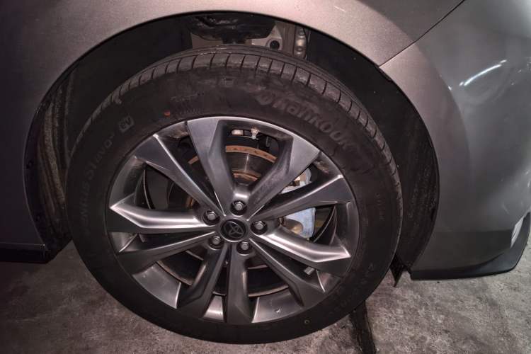 Used Toyota SIENNA 2023 2.5L Hybrid Deluxe Edition Right Front Wheel Hub