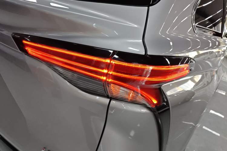 Used Toyota SIENNA 2023 2.5L Hybrid Deluxe Edition Right Rear Taillight