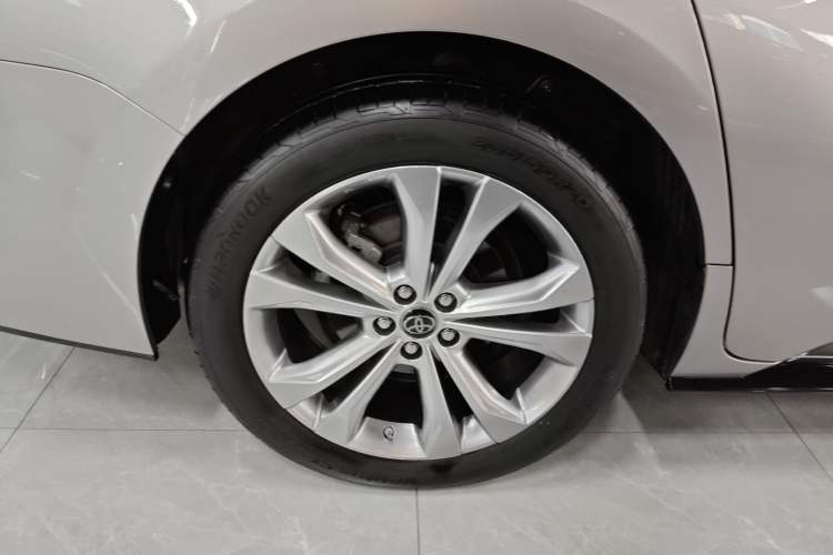 Used Toyota SIENNA 2023 2.5L Hybrid Deluxe Edition Right Rear Wheel Hub