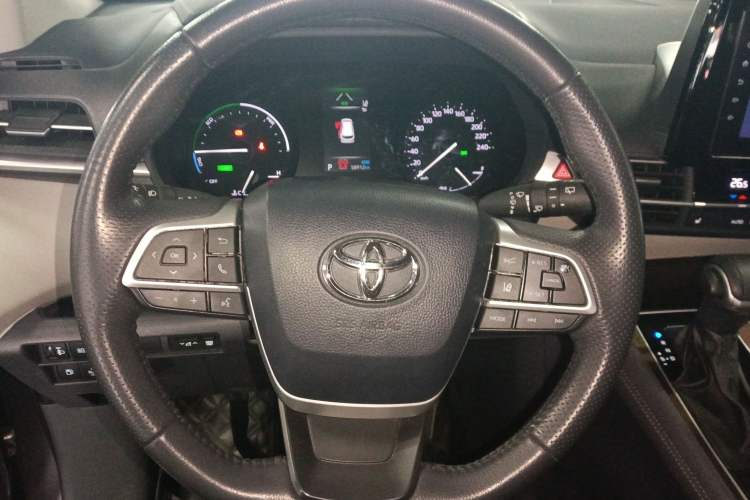 Used Toyota SIENNA 2023 2.5L Hybrid Luxury Edition Steering Wheel