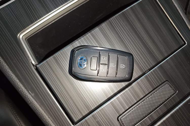Used Toyota SIENNA 2023 2.5L Hybrid Deluxe Edition Vehicle Key