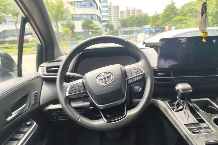 Used Toyota SIENNA 2023 2.5L Hybrid Comfort Edition Steering Wheel