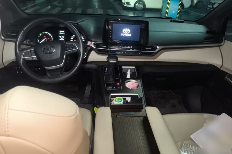 Used Toyota SIENNA 2023 2.5L Hybrid Luxury Edition Center Console