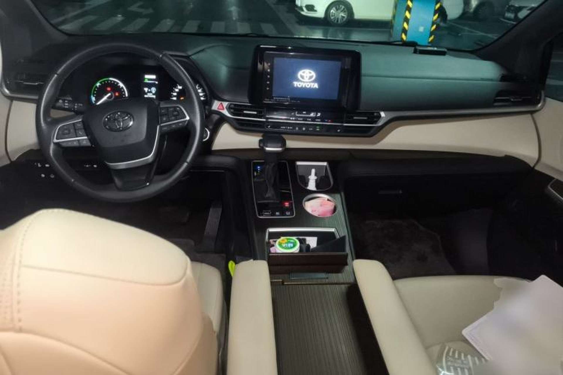 Used Toyota SIENNA 2023 2.5L Hybrid Luxury Edition Center Console